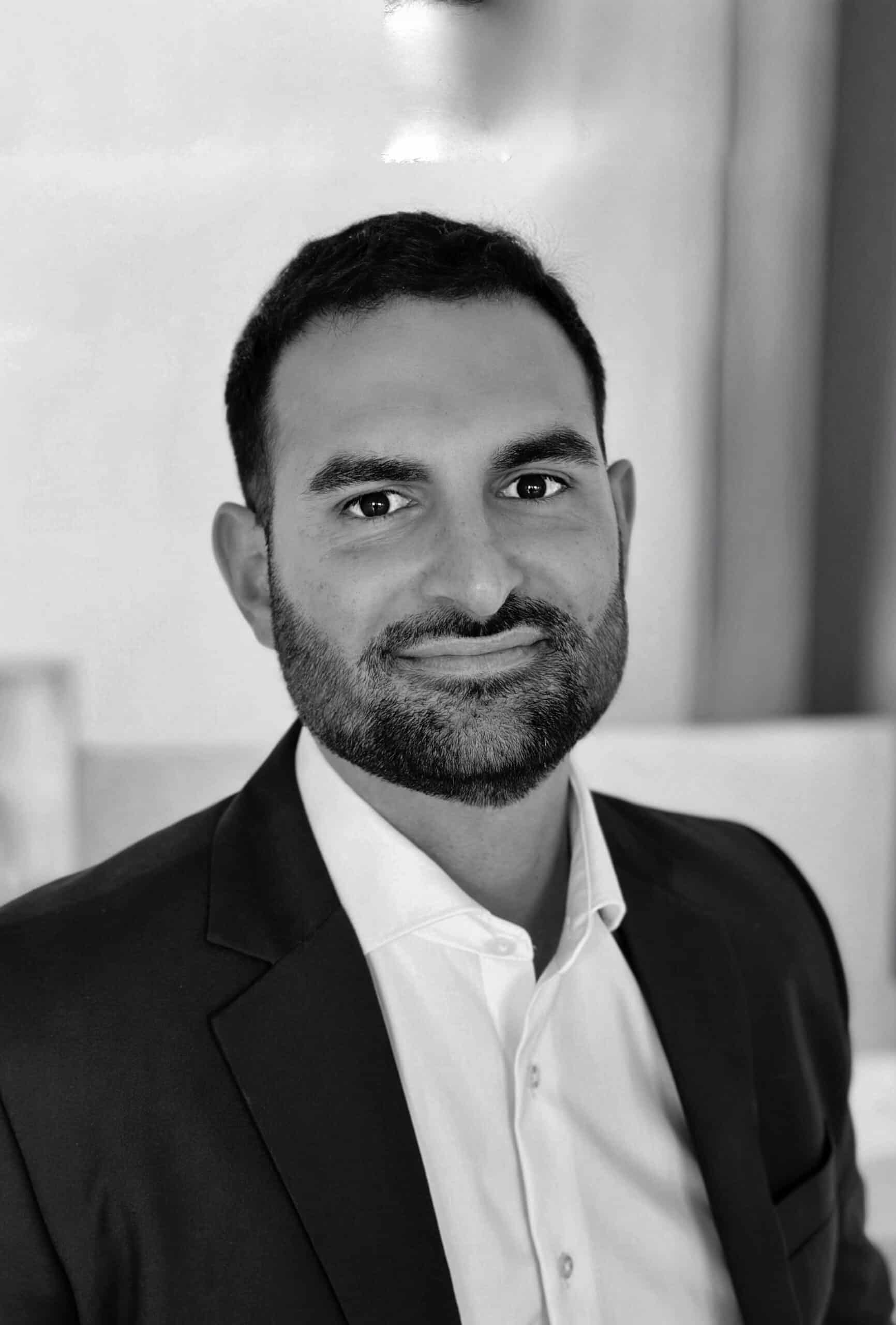 Diraya Intelligence GmbH Geschäftsführer, Business, IT, Beratung, digital, Innovation, Team, professionell, schwarz-weiß.